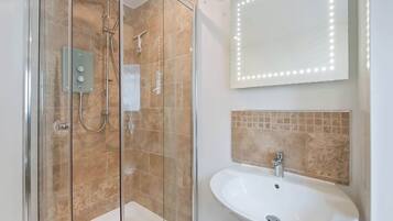 Douche, sĂšche-cheveux, serviettes fournies, shampoing