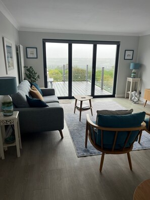 TV, offices - Stylish 3 Bedroom with Balcony and Amazing View (Clackmannanshire)