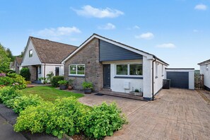Exterior - Stylish 3 Bedroom with Balcony and Amazing View (Clackmannanshire)