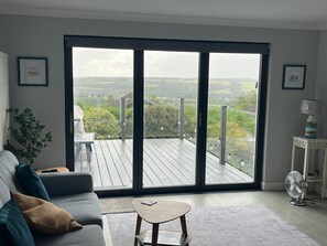 TV, offices - Stylish 3 Bedroom with Balcony and Amazing View (Clackmannanshire)