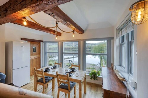 Cosy Lodge Getaway with Private Beach & Fireplace