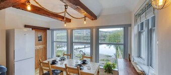 Cosy Lodge Getaway with Private Beach & Fireplace