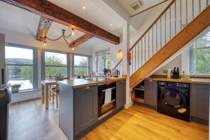 Een koelkast, een microgolfoven, een oven, een kookplaat