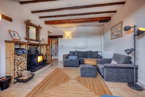 Cosy Lodge Getaway with Private Beach & Fireplace