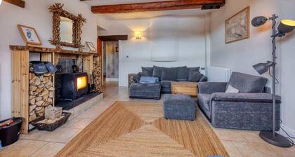 Cosy Lodge Getaway with Private Beach & Fireplace