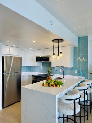 Refrigerador, microondas, horno, placa de cocina