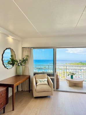 TV - Panoramic Ocean View Home - Newly Remodeled (Honolulu)