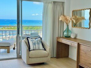 TV - Panoramic Oceanfront Home - Newly Remodeled (Honolulu)