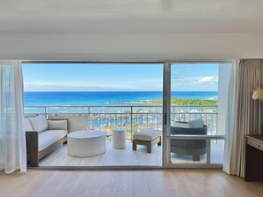 TV - Panoramic Oceanfront Home - Newly Remodeled (Honolulu)