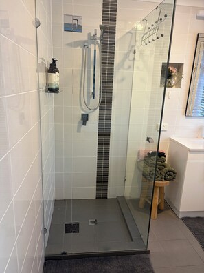 Shower, hair dryer, towels, soap - Madora Bay Beach Hideaway (Madora Bay)