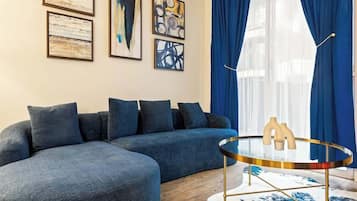 Televisión, chimenea y oficina