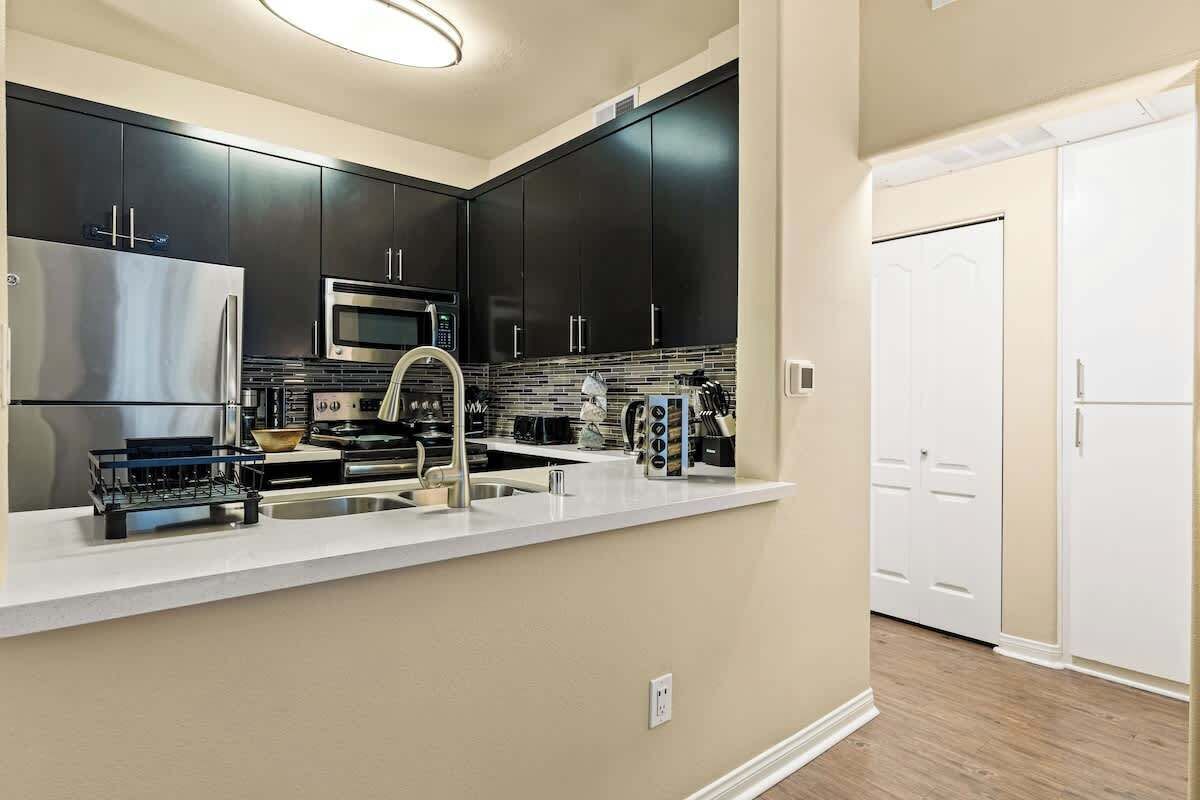 Een koelkast, een microgolfoven, een oven, een kookplaat