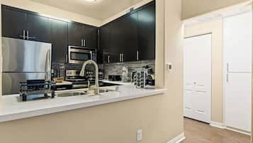 Een koelkast, een microgolfoven, een oven, een kookplaat