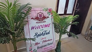 Unclassified image, 4 of 10, button - Brajrani Hotel (Datia)