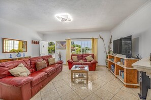 TV, ping pong - Villa Casa Luz by Villa Plus (Lagoa)