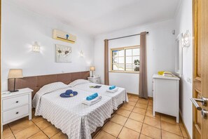 Tabla de planchar con plancha, wifi gratis y ropa de cama 