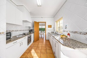 Microwave, dishwasher, coffee/tea maker - Villa Ventura by Villa Plus (Albufeira)