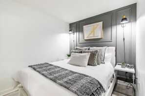 Blackout drapes, iron/ironing board, free WiFi - Parade City Suites (Toronto)