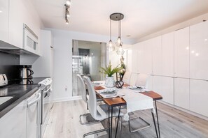 Full-size fridge, microwave, oven, stovetop - Parade City Suites (Toronto)