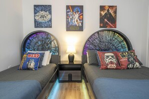 4 slaapkamers, een bureau, een strijkplank/strijkijzer, reisbedje