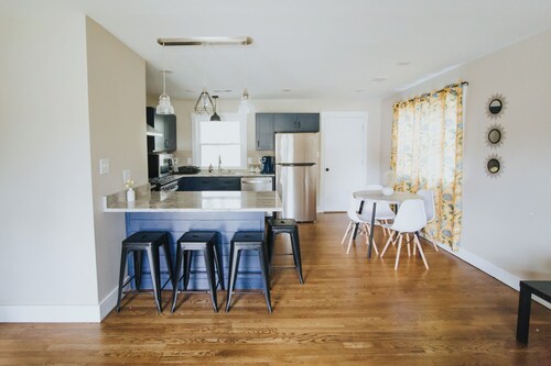 Spacious & Stylish– Near Downtown Raleigh