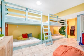 5 slaapkamers, een bureau, een strijkplank/strijkijzer, reisbedje