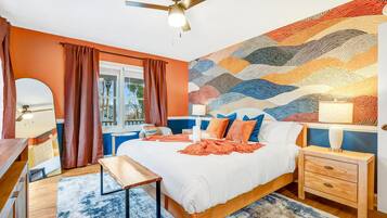 5 habitaciones, escritorio y tabla de planchar con plancha