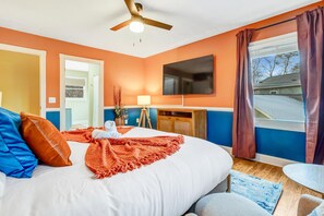 5 slaapkamers, een bureau, een strijkplank/strijkijzer, reisbedje