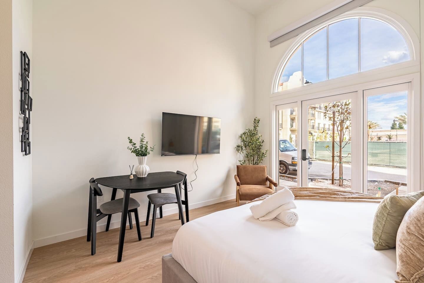 Iron/ironing board, travel crib, free WiFi, bed sheets