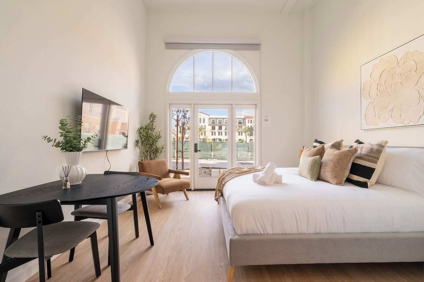 Een strijkplank/strijkijzer, reisbedje, gratis wifi, beddengoed