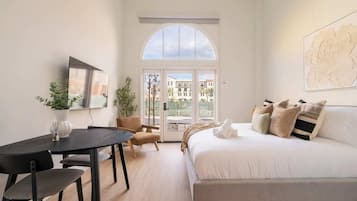 Een strijkplank/strijkijzer, reisbedje, gratis wifi, beddengoed