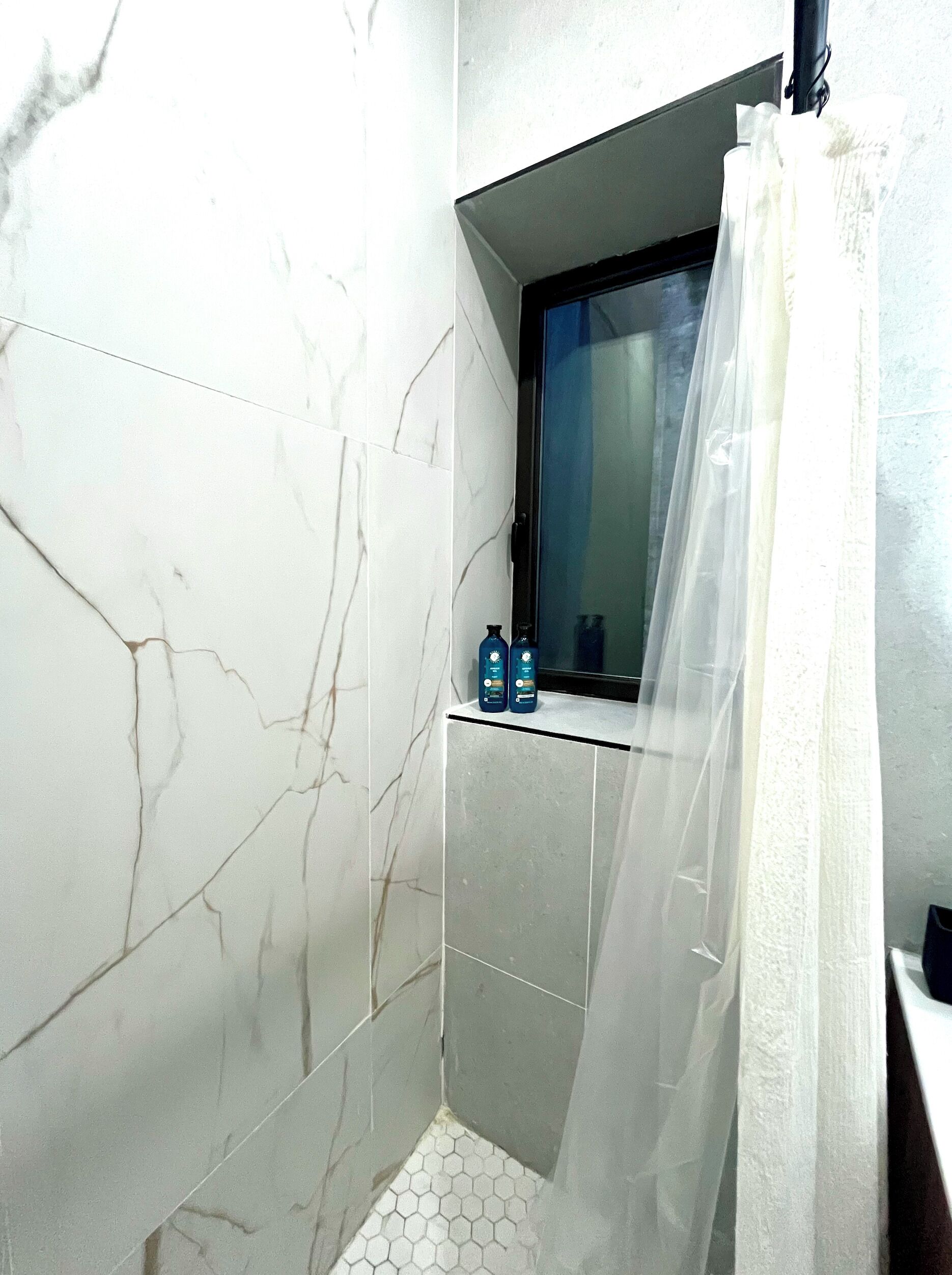 Douche, sèche-cheveux, serviettes fournies, savon