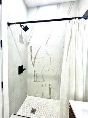 Een douche, een haardroger, handdoeken, zeep