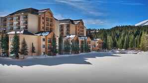 Un hotel a più piani con un design architettonico moderno, caratterizzato da balconi e ampie finestre.