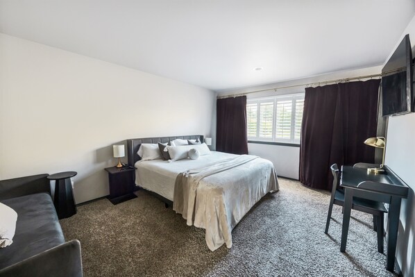 Escritorio, tabla de planchar con plancha, wifi gratis y ropa de cama