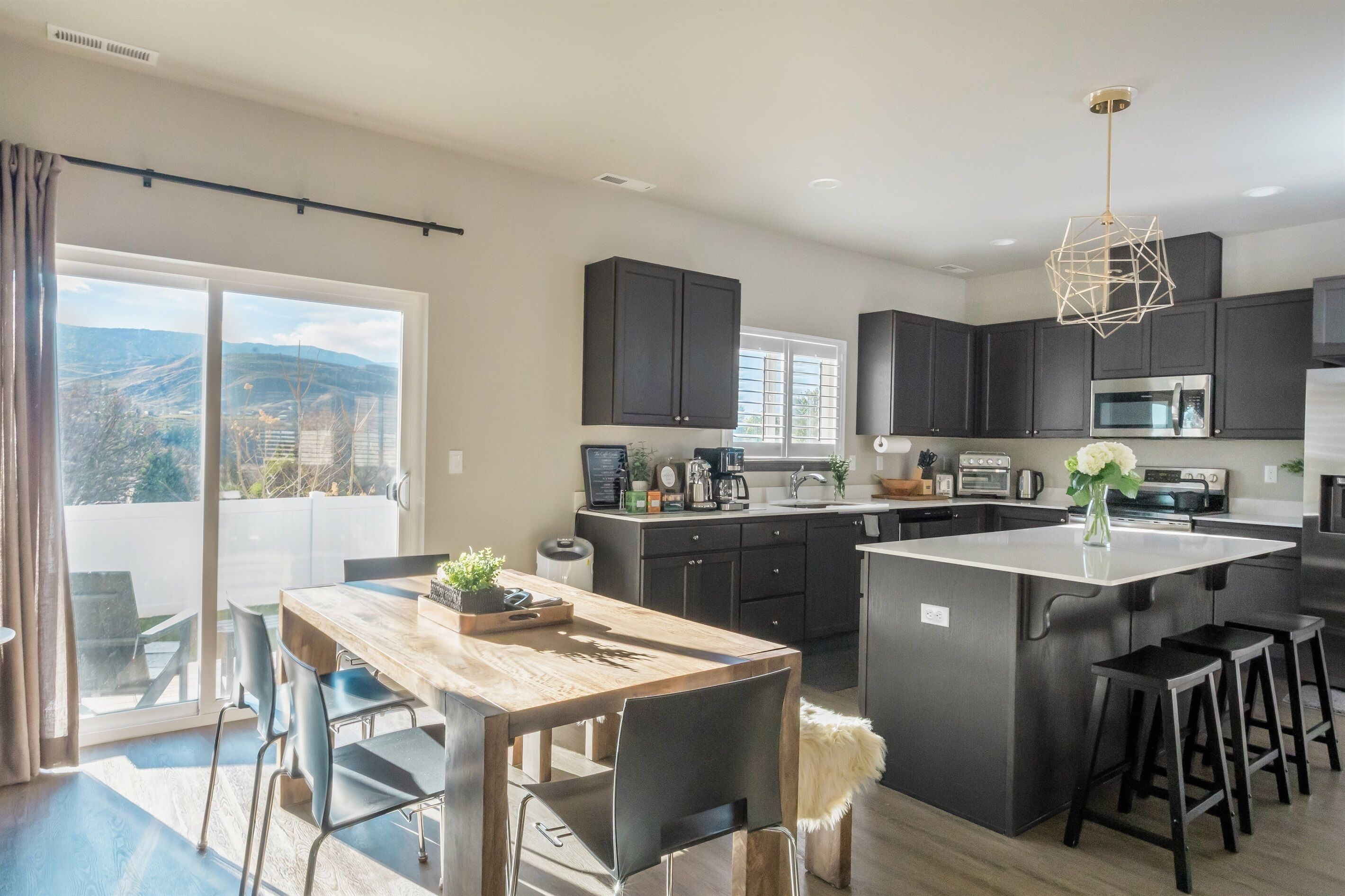 Jääkaappi, mikroaaltouuni, uuni, liesi