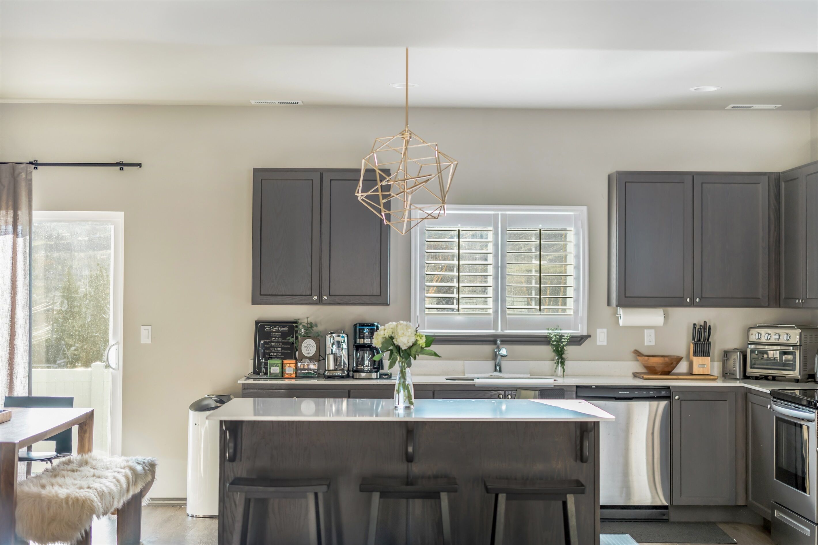 Jääkaappi, mikroaaltouuni, uuni, liesi