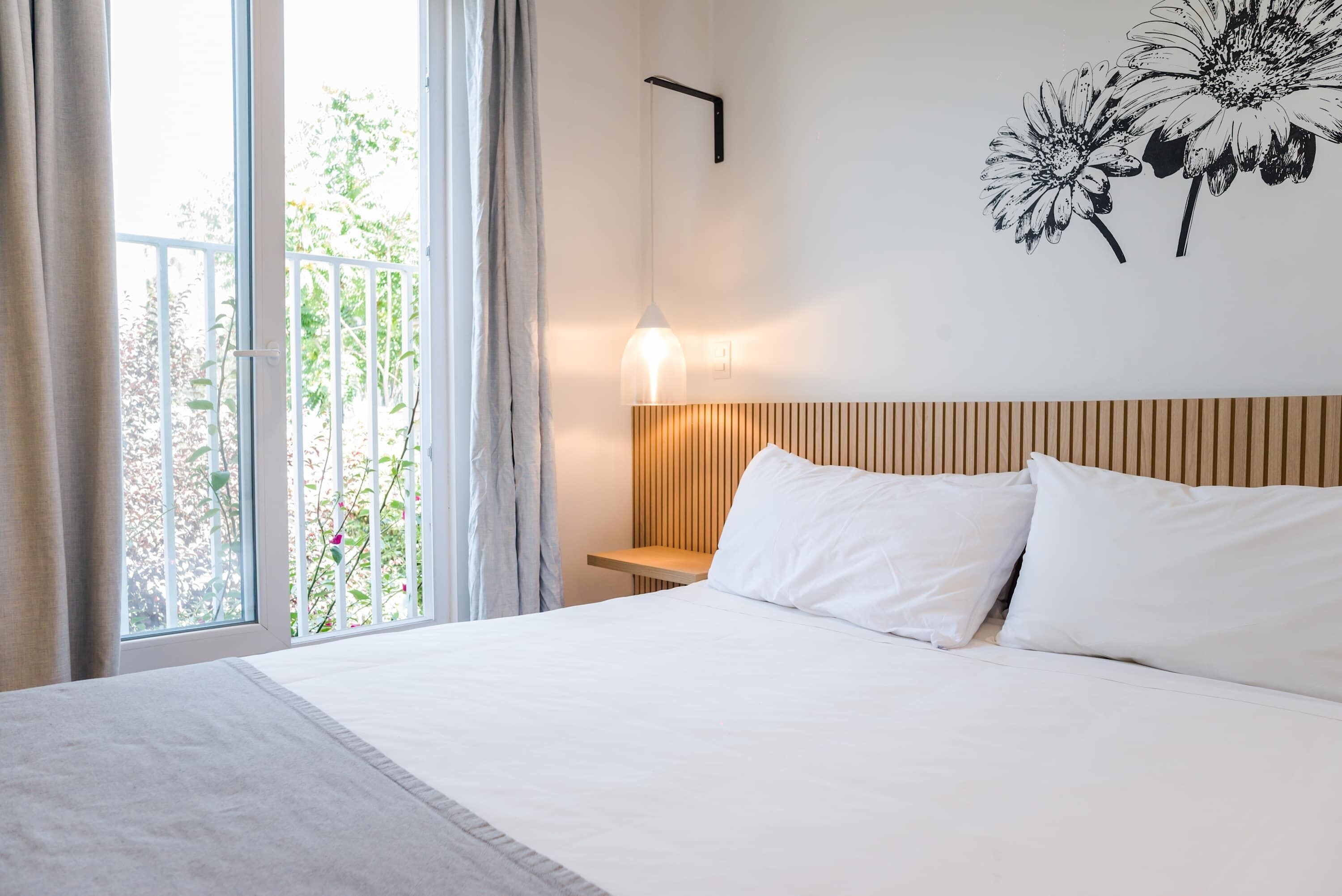 Tabla de planchar con plancha, wifi gratis y ropa de cama 