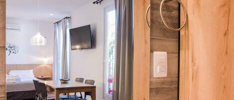 Fer et planche à repasser, Wi-Fi gratuit, draps fournis