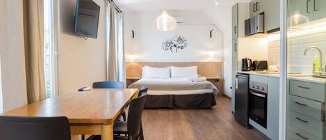 Iron/ironing board, free WiFi, bed sheets