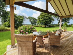 Outdoor dining - South Honeycroft Thatch (Holsworthy)