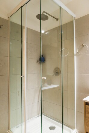 Shower, hair dryer, towels - Modern 2BR Apt in Providencia | Steps from Metro (Providencia)
