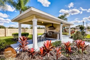 Outdoor dining - Minutes to Disney, Gated Resort Townhome w/ Pool, Hot Tub & Gym, Sleeps 10 (Kissimmee)
