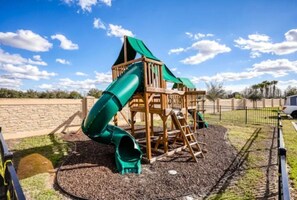 Children’s area - Minutes to Disney, Gated Resort Townhome w/ Pool, Hot Tub & Gym, Sleeps 10 (Kissimmee)