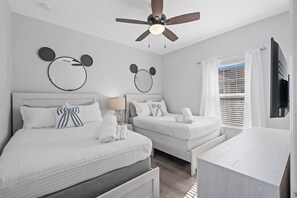 4 bedrooms, iron/ironing board, travel cot, free WiFi - Minutes to Disney, Gated Resort Townhome w/ Pool, Hot Tub & Gym, Sleeps 10 (Kissimmee)