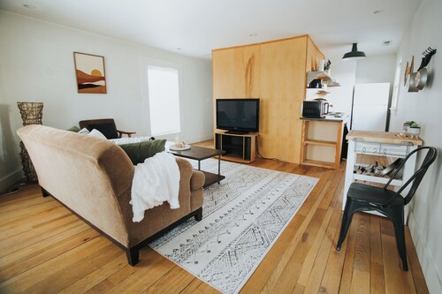 Easy Walk to Downtown Mall, Bohemian Digs!