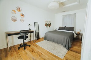 Escritorio, wifi y ropa de cama 