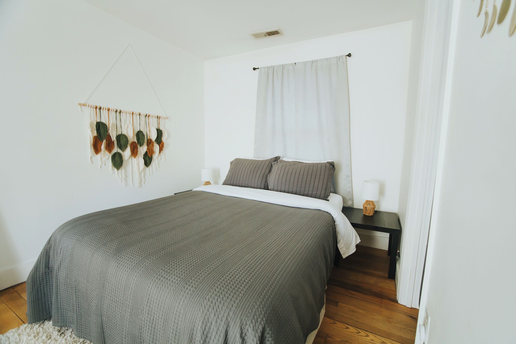 Desk, WiFi, bed sheets