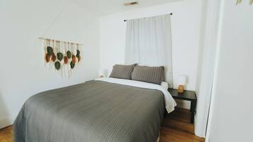 Desk, WiFi, bed sheets