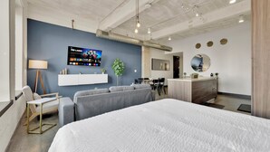 Interior - Luxury 1BR Apt I King Beds I Free Parking I Gym (Dallas)